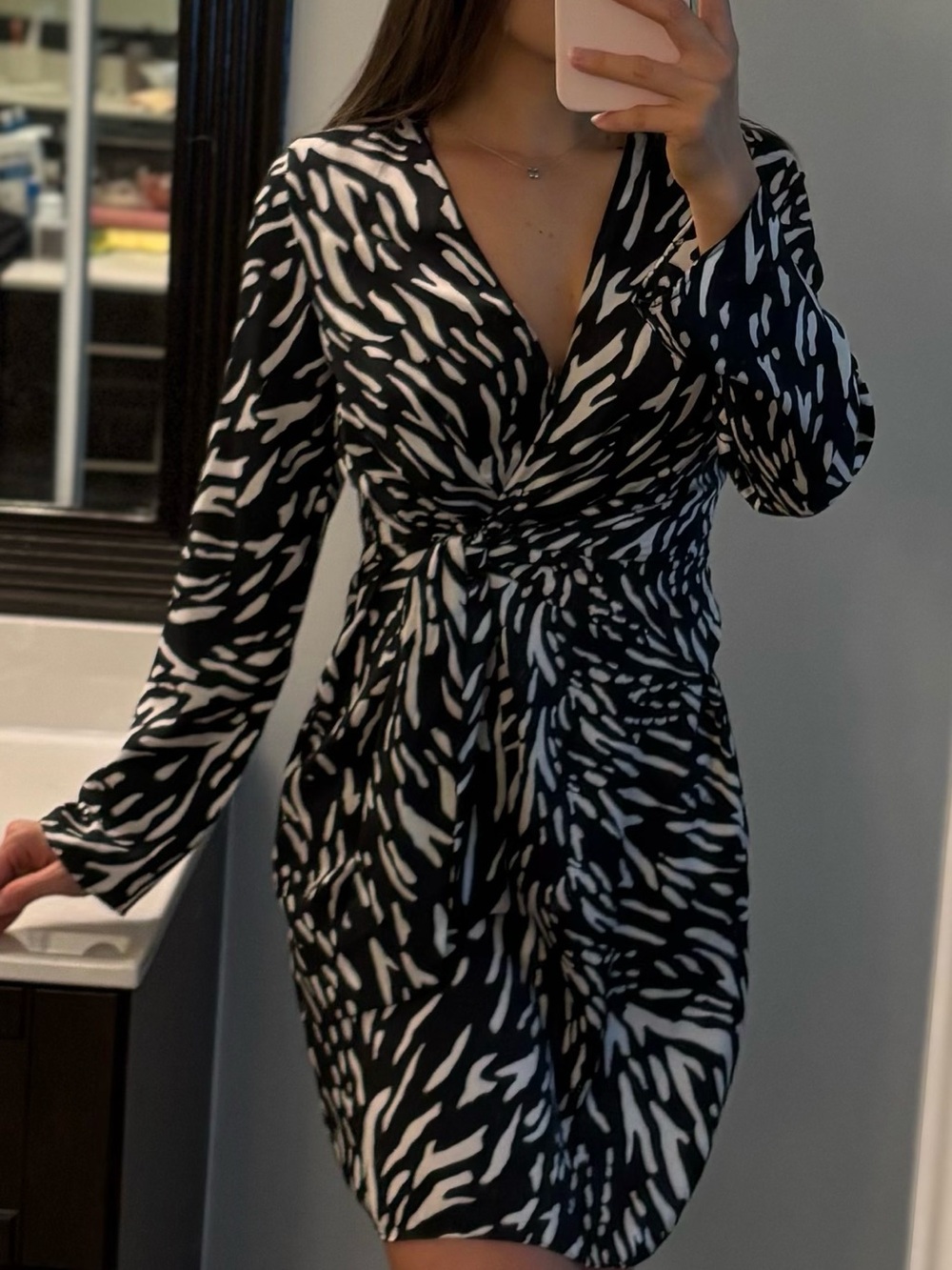 Donna Morgan Black & White Twist-Front Long Sleeve Dress NB